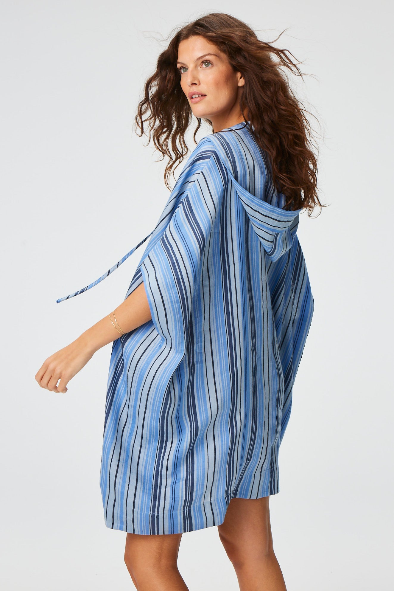 THE HOODED PONCHO in SEA STRIPED LINEN