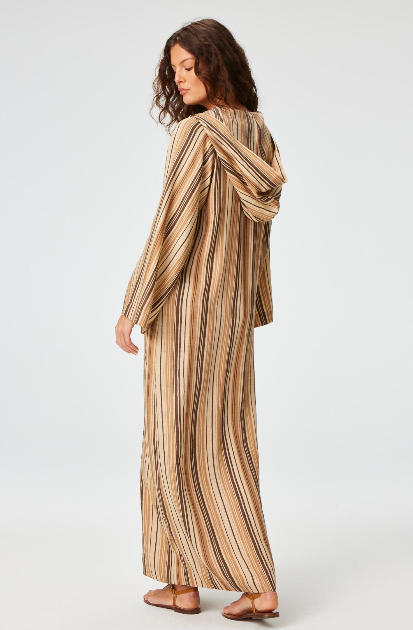 THE BEACH CAPE in SAND STRIPED LINEN